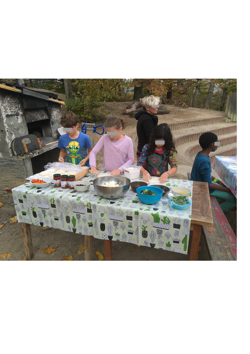Mains d'enfants dans la terre